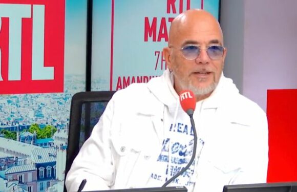 VIDÉO – Pascal Obispo taquiné sur son âge en direct : “Je vais te balancer le verre à la figure !”